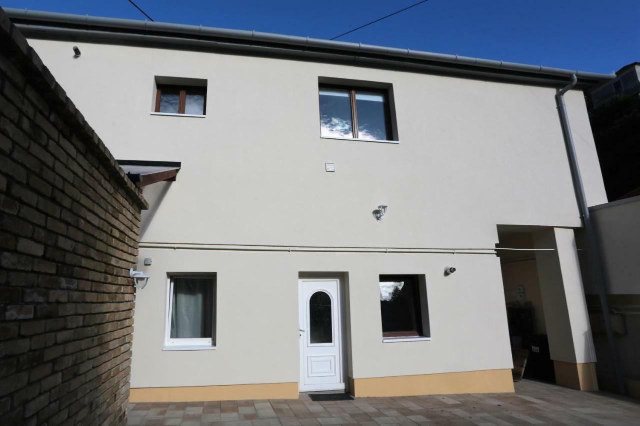 Jokai 19 Vendeghaz Apartment Veszprém Екстериор снимка